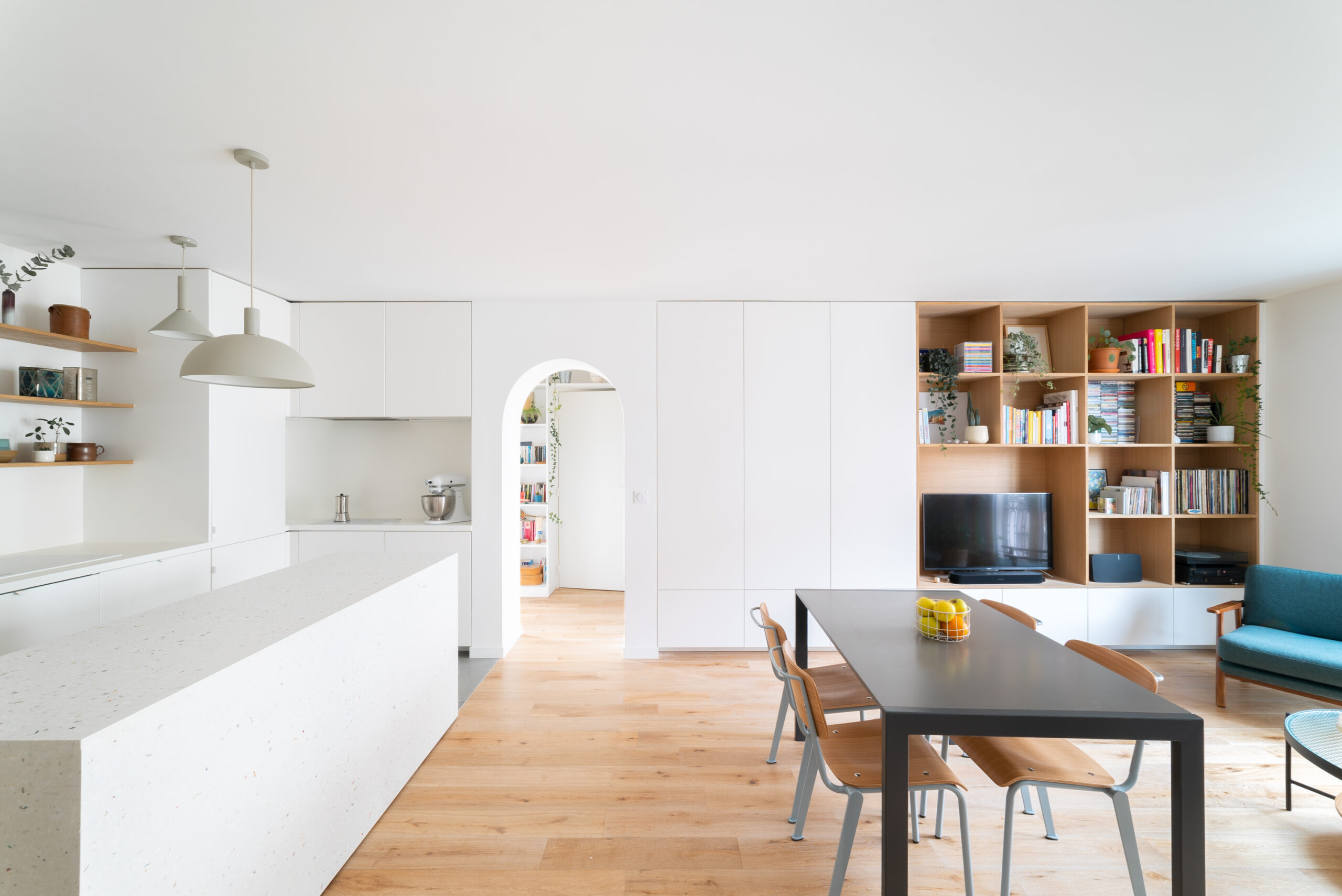 Alba 20mm. Apartment Neuf by Bazar Point Studio and QS Architects. Photography: Florian Bérenguer